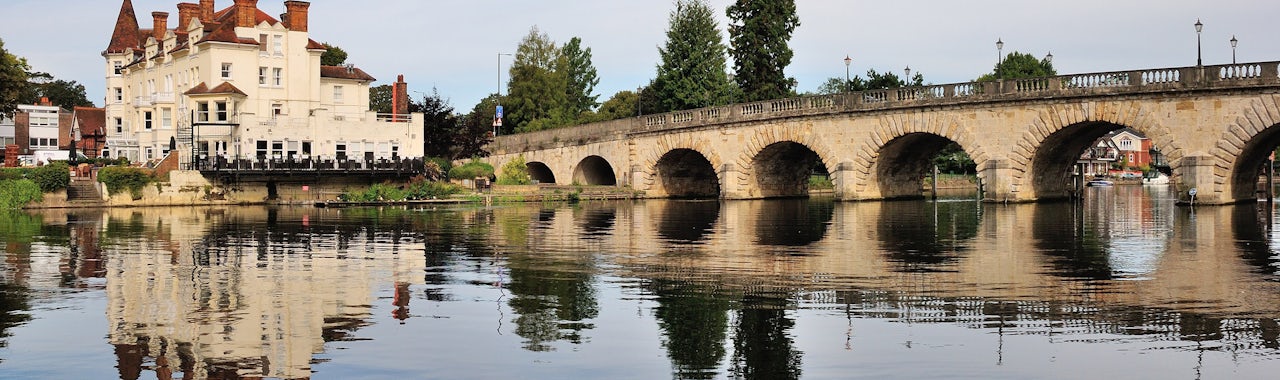 Maidenhead Bridge over the Thames next to a hotel